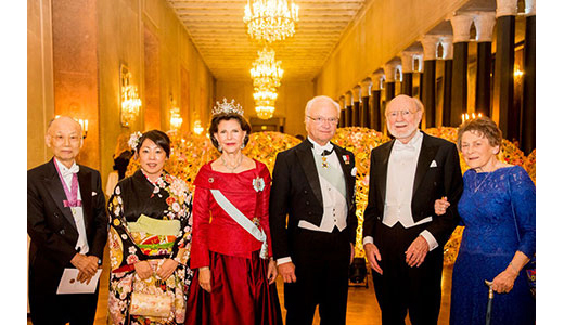 The Swedish Royal Family receives the laureates and their significant others in the Prince’s Gallery. From left: Satoshi Ōmura and his daughter Ikuyo Ōmura, Queen Silvia and King Carl XVI Gustaf of Sweden, William C. Campbell and his wife, Mary. (Copyright © Nobel Media AB 2015 Photo: Alexander Mahmoud)