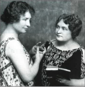 <strong> Hellen Keller (left) and Annie Sullivan. </strong> 