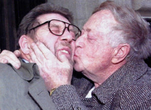 Abe Hirschfeld, former owner of the Post, kisses Hamill, who spent a bizarre five-week stint in 1993 as editor while the tabloid fought for survival.