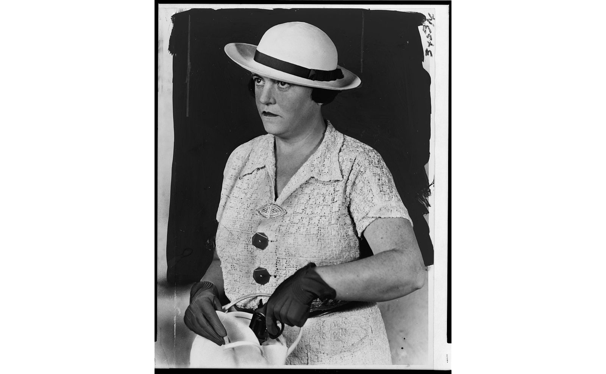 Shanley pulling a pistol from her handbag, 1937. Photo: Library of Congress.