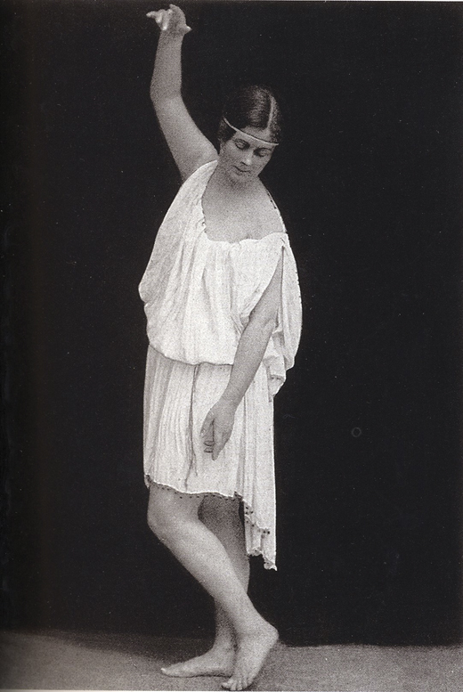 <em>Isadora Duncan, photographed by Elvira. Munich, 1904. "Tanagra."</em>