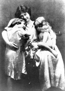 Duncan with her children Deirdre and Patrick in 1913.